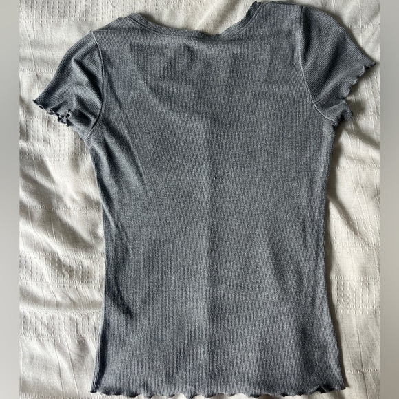 Gray Hollister Womens Short Sleeve Tee Ruffle Detail and Buttons Size Medium - Picture 2 of 3